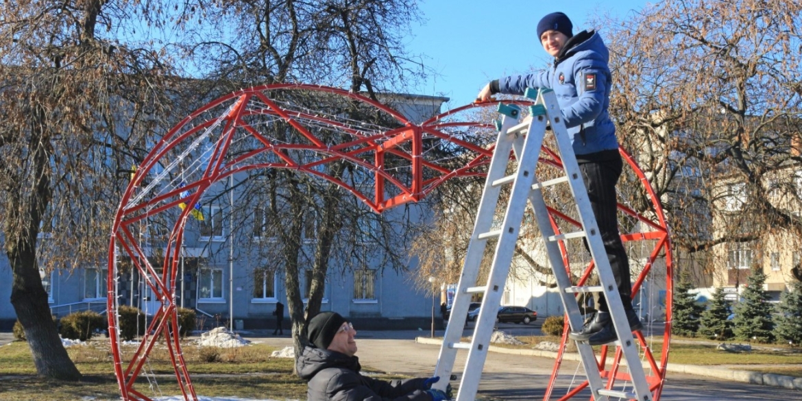 У Козятині встановили романтичну фотозону у формі серця та світитиметься вночі