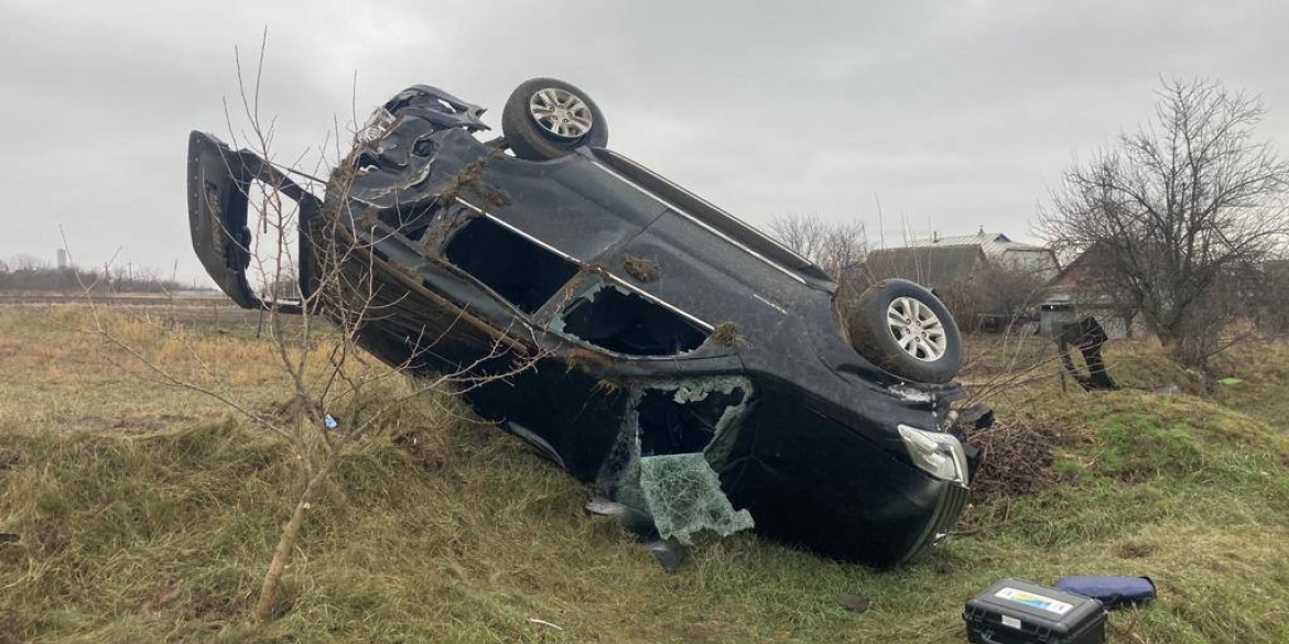 У Ладижині водій SsangYong не впорався з керуванням та з’їхав в кювет