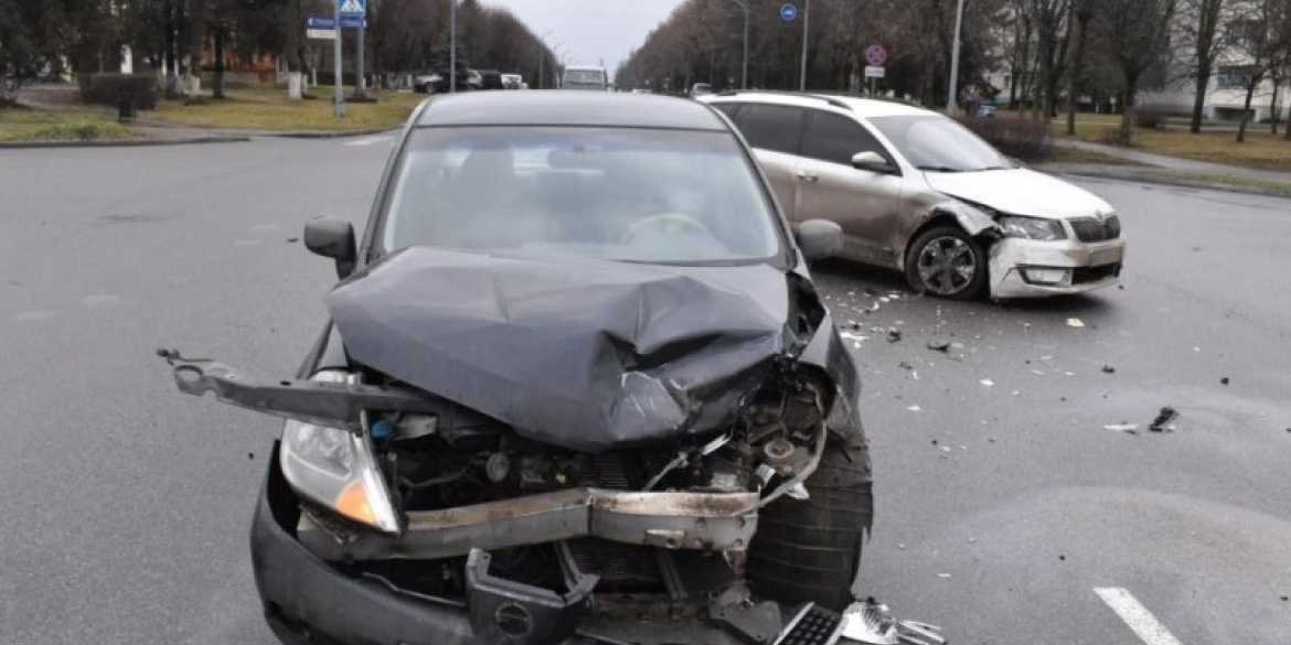 У Ладижині зіткнулися Skoda та Nisan, один з водіїв потрапив у лікарню