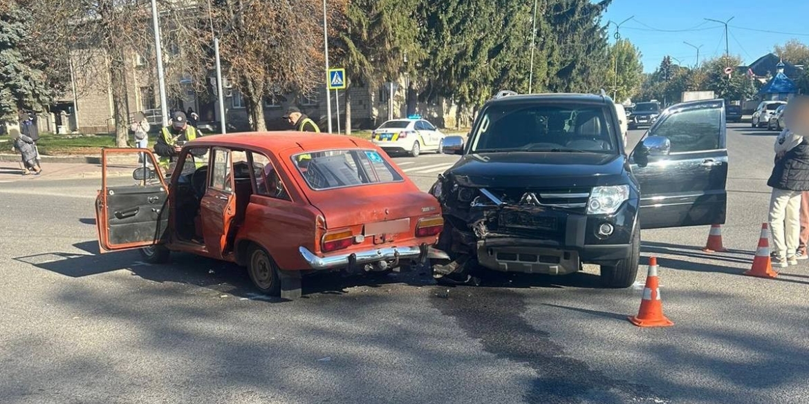 У Немирові на перехресті зіткнулись ІЖ Комбі та Mitsubishi Pajero