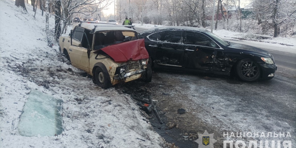 У Немирові водійка Lexus виїхала на зустрічку та протаранила ВАЗ