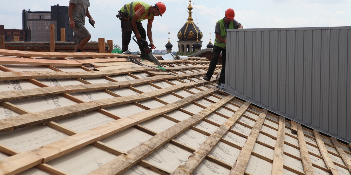 У п’яти будинках Вінниці, які постраждали від обстрілу, капітально ремонтують дахи