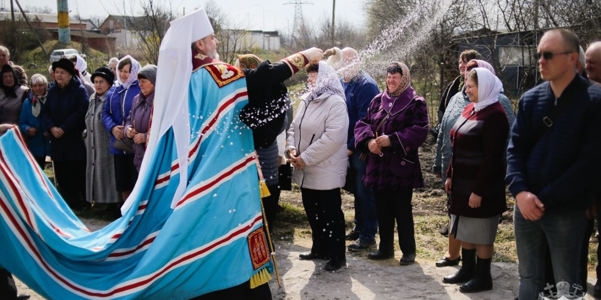 У селищі Десна освятили хрест і купол нового храму