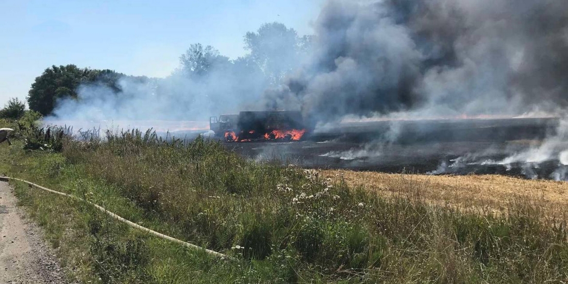 У Стрижавській громаді посеред поля загорілась вантажівка з пшеницею