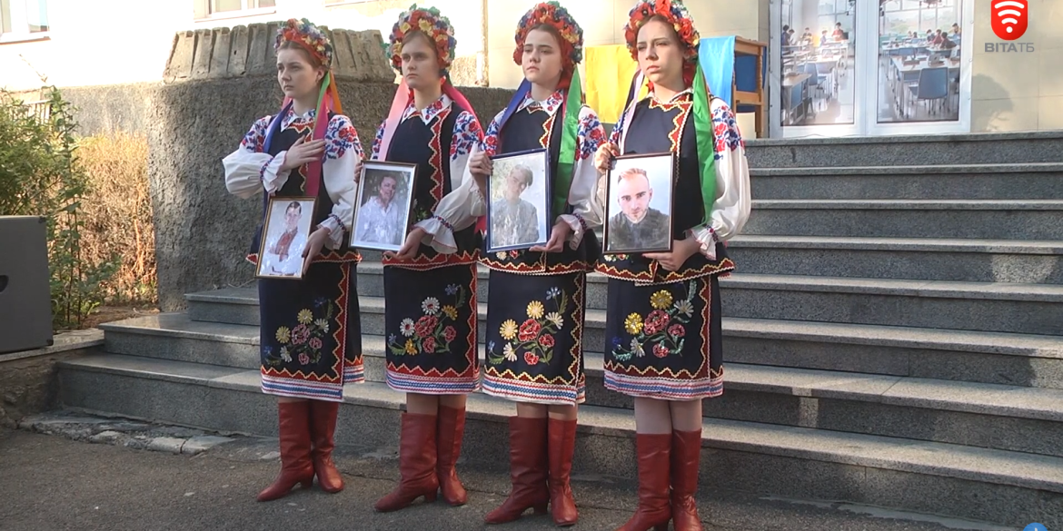 У технічному ліцеї долучилися до акції "Калина пам’яті", аби вшанувати пам’ять загиблих воїнів