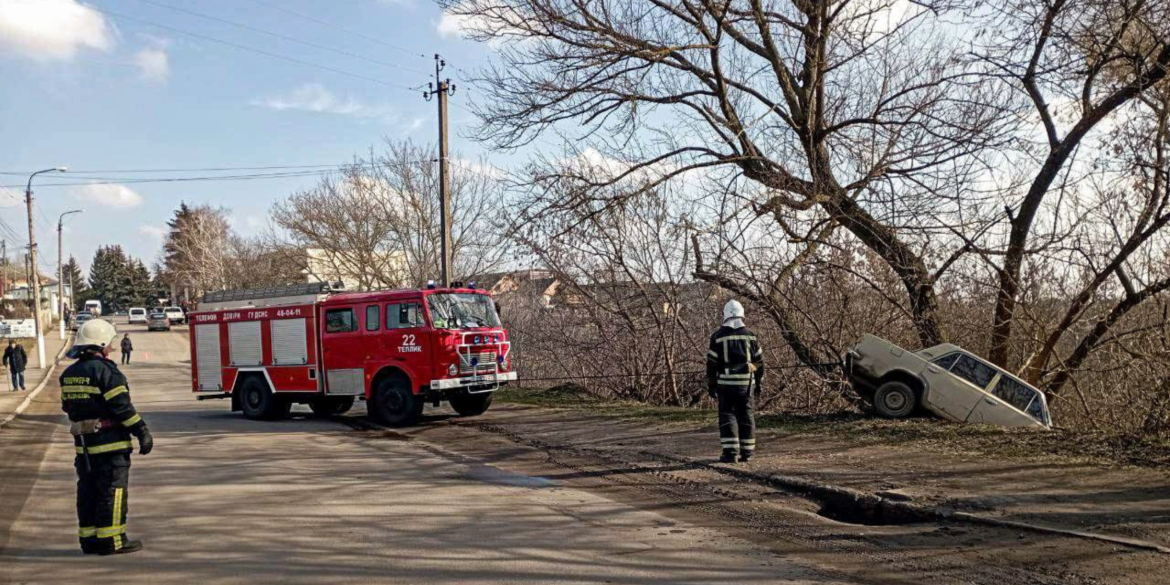 У Теплику водій авто загнав свій ВАЗ у крону дерева, яке росте над прірвою