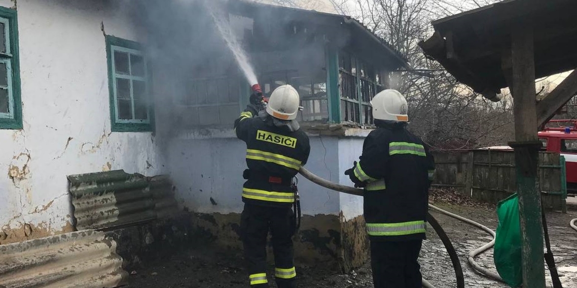 У Тиврові через замикання загорівся будинок, в якому ніхто не проживав