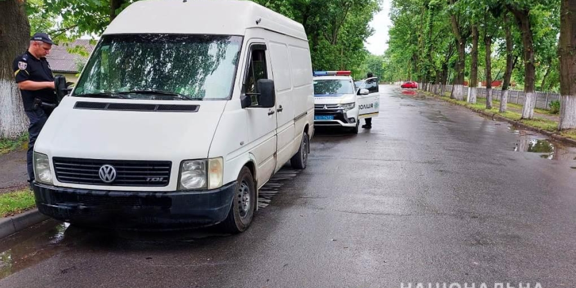 У Тиврові водій, авто якого розшукували за борги, хотів відкупитися