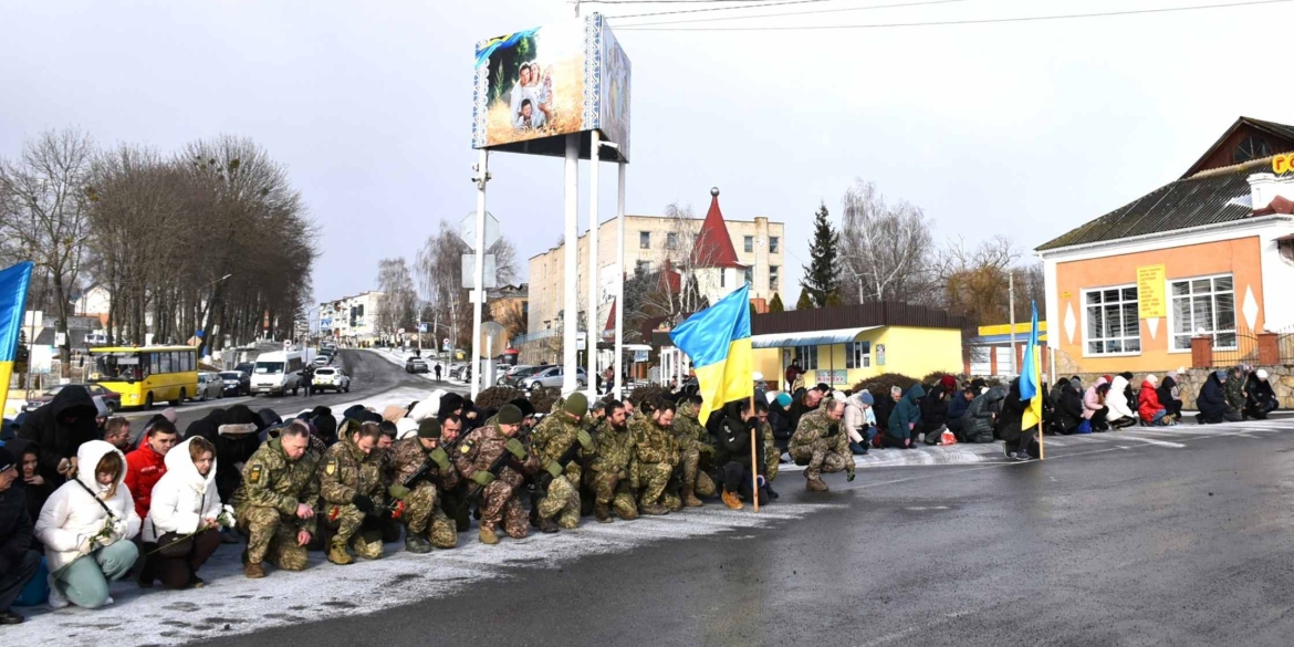 У Тростянці "коридором шани" проводжали загиблого на фронті Героя