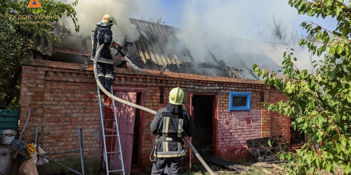 У Турбівській громаді згоріла господарча будівля з тюками