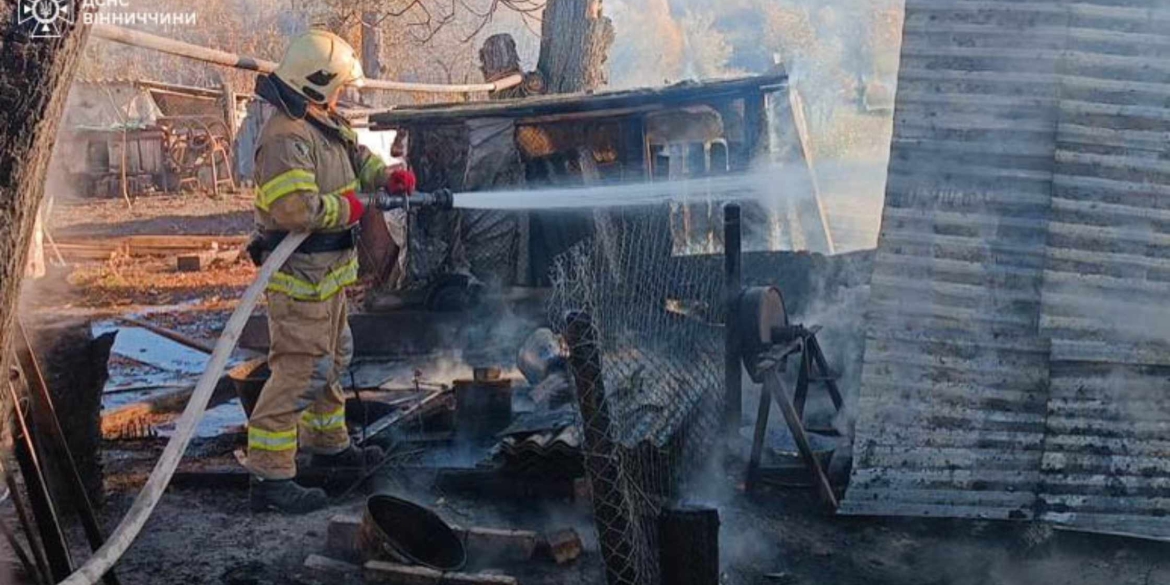 У Тиврівській громаді згоріла господарча будівля, де зберігали зерно