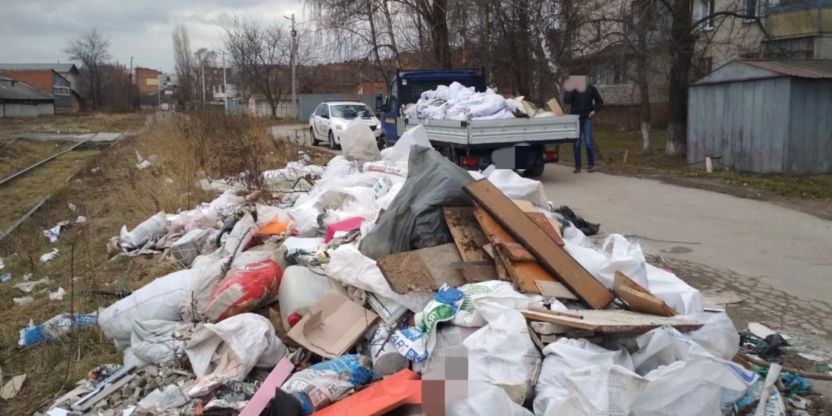 У Вінниці чоловік влаштував смітник просто обабіч дороги