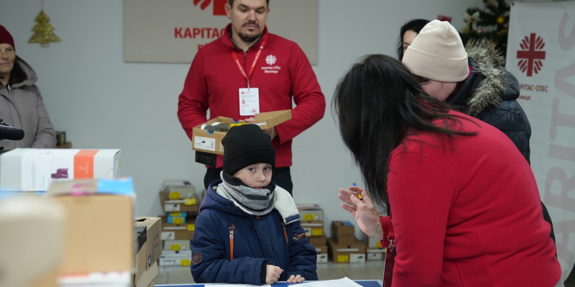 У Вінниці діти, які опинилися в складних життєвих обставинах, отримали зимове взуття та термобілизну