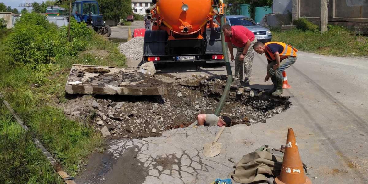 У Вінниці довелось “латати” витік із водогону… під залізничною колією