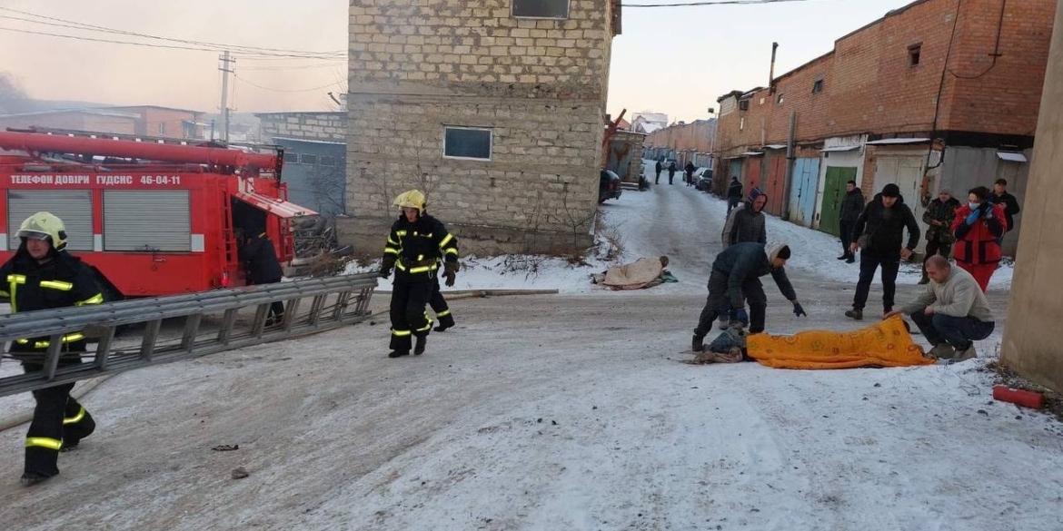 У Вінниці горів гараж: двоє чоловіків отримали опіки