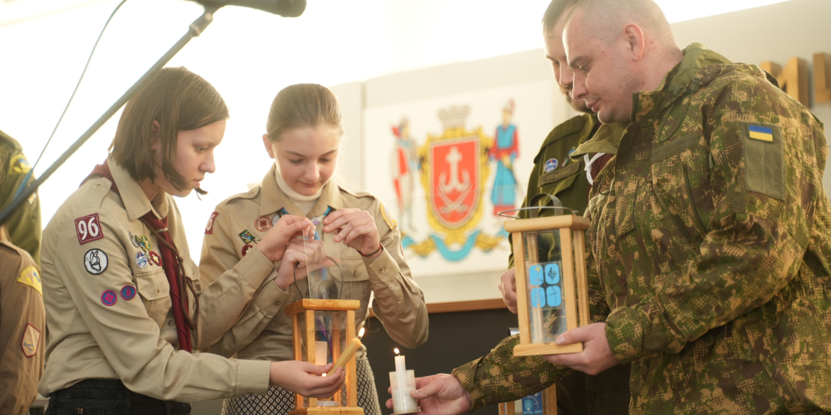 У Вінниці лампадку з Вифлеємським вогнем Миру передали Захиснику