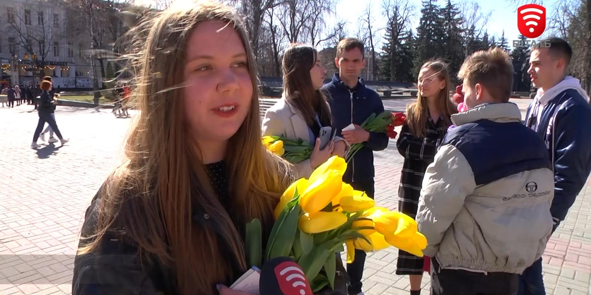 У Вінниці молодь влаштувала квіткову акцію, щоб підбадьорити перехожих 