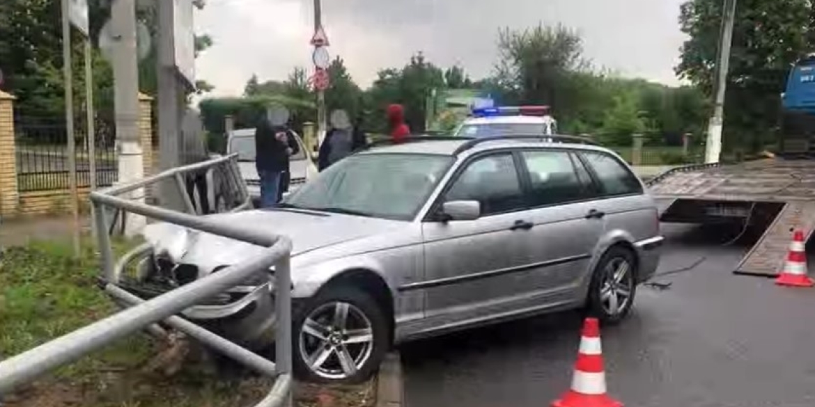 У Вінниці на Гніванському шосе водій BMW в'їхав у огорожу платитиме штраф