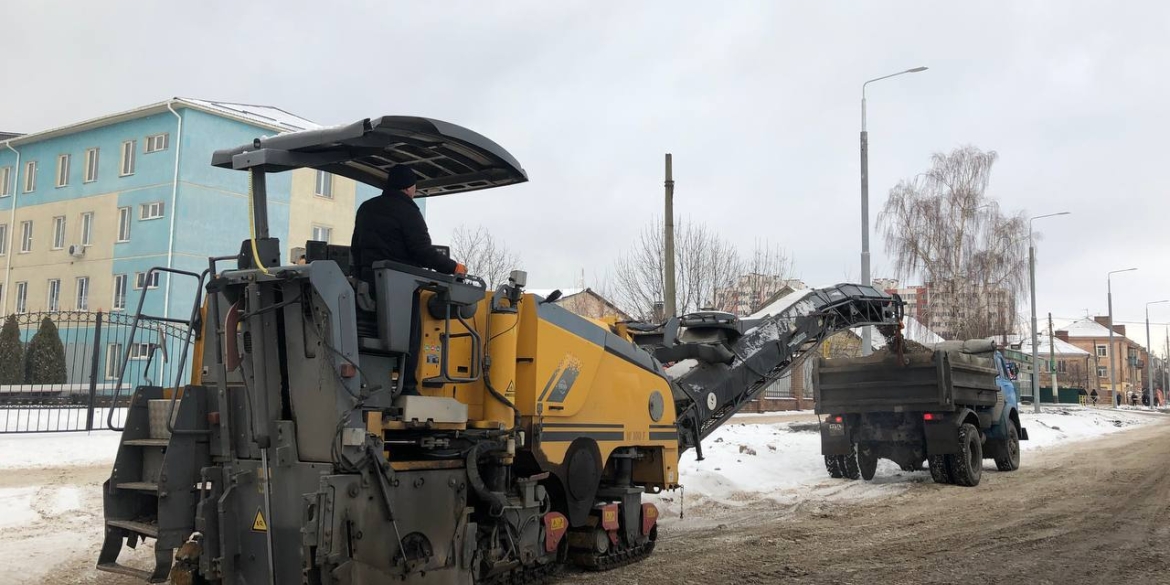 У Вінниці на вулиці Батозькій виконують земляні роботи та монтують освітлення