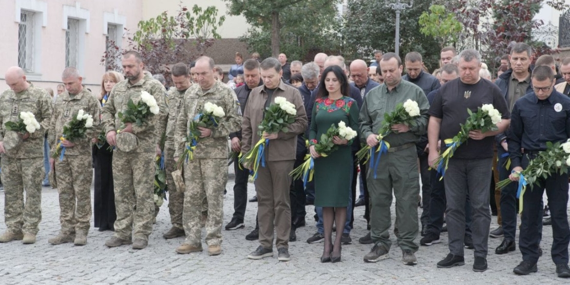 У Вінниці покладанням квітів вшанували пам'ять полеглих захисників та захисниць