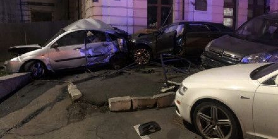 У Вінниці позашляховик потрощив три авто та в'їхав у фасад гімназії 