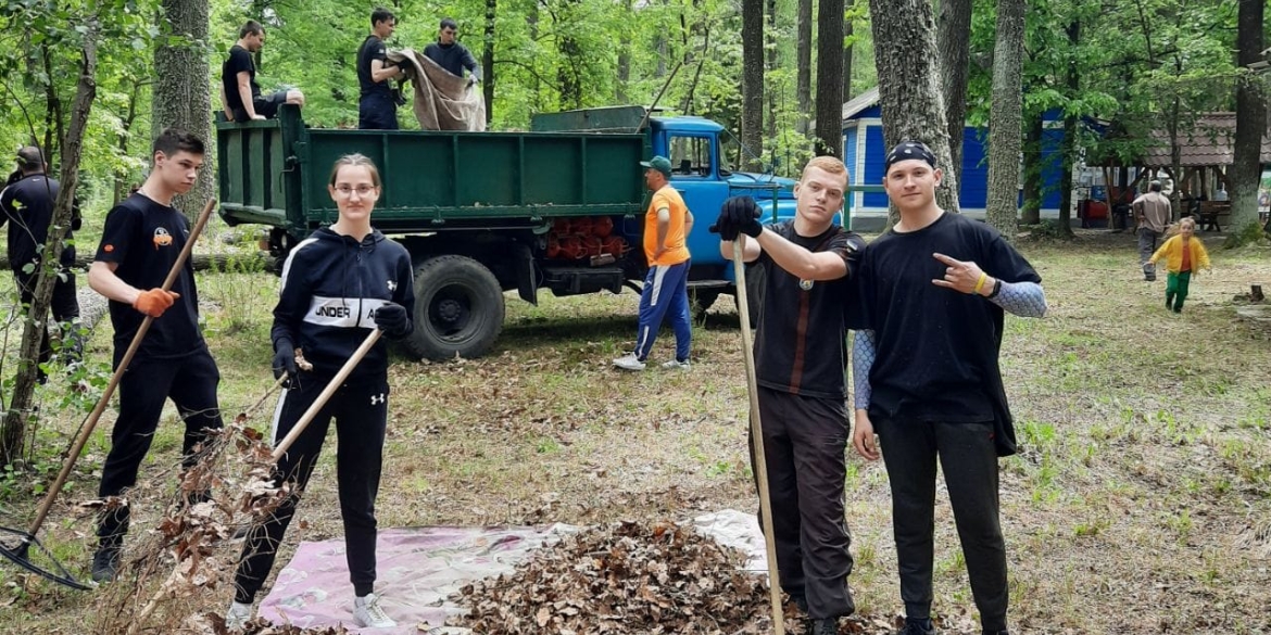 У Вінниці прибирали територію табору, де будуть мешкати діти-переселенці