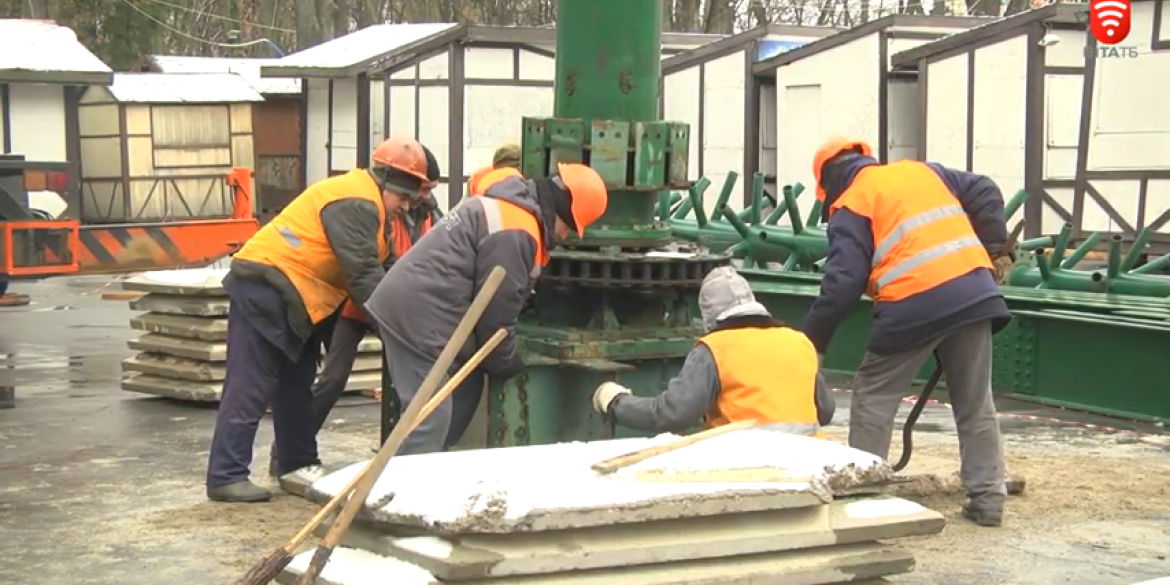 У Вінниці розпочалось встановлення зимового містечка