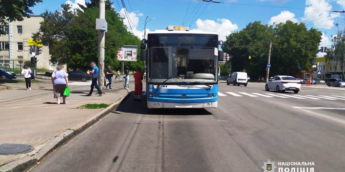 Тролейбус збив семирічну дівчинку у Вінниці - копи шукають свідків аварії