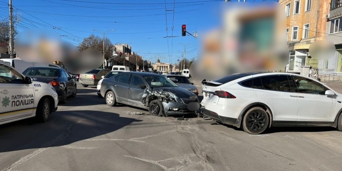 У Вінниці сталася потрійна аварія: один із водіїв постраждав