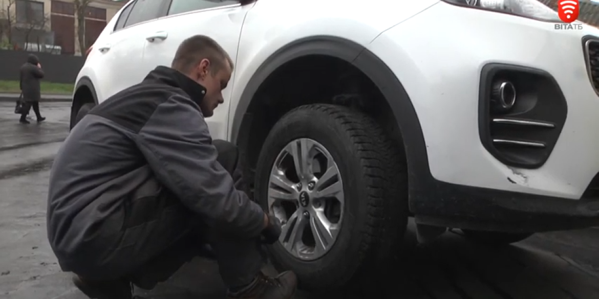 У Вінниці водії замінюють гуму на колесах