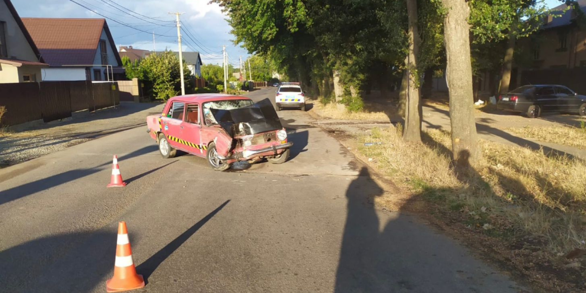 У Вінниці водій автомобіля ВАЗ-2101 таранив дерево