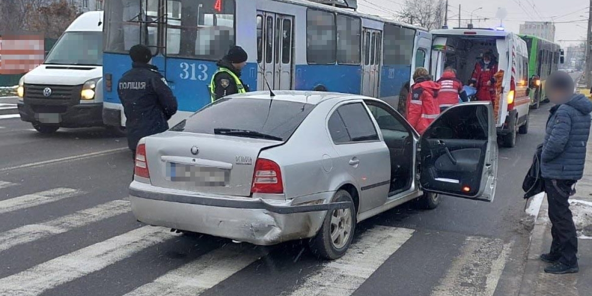 У Вінниці водій Nissan Leaf допустив зіткнення з Skoda Octavia