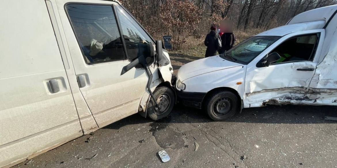 У Вінниці водій Seat на розвороті протаранив Ford - його керманича доправили до лікарні