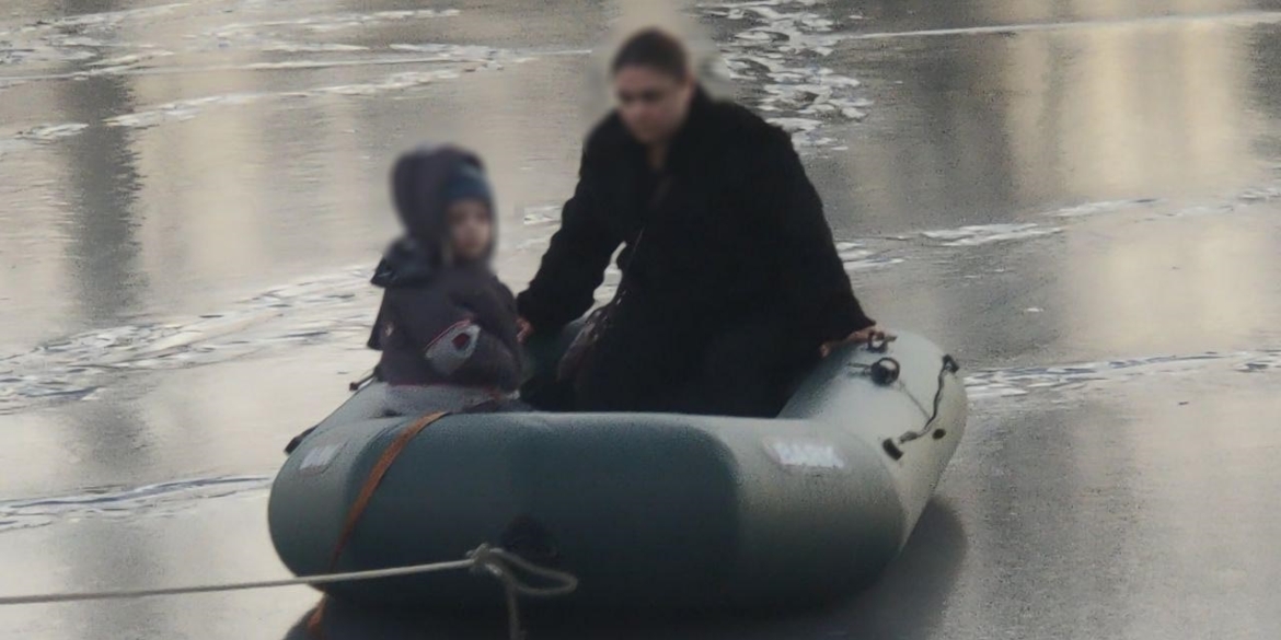 У Вінниці врятували жінку з чотирирічною дитиною - були на кризі посеред Бугу