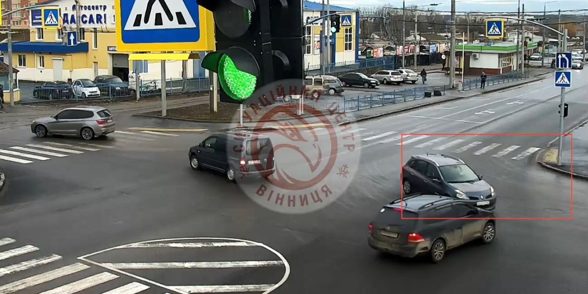 У Вінниці зіткнулись Renault та Volkswagen, потерпілого пасажира госпіталізували