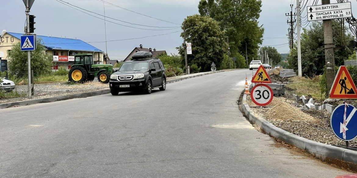 У Вінницьких Хуторах почали облаштувати тротуари на вул. Незалежності