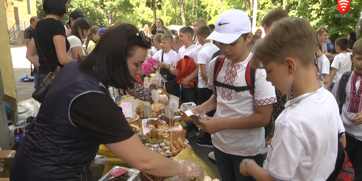 У вінницькому ліцеї №3 влаштували дводенний ярмарок, щоб зібрати гроші для ЗСУ