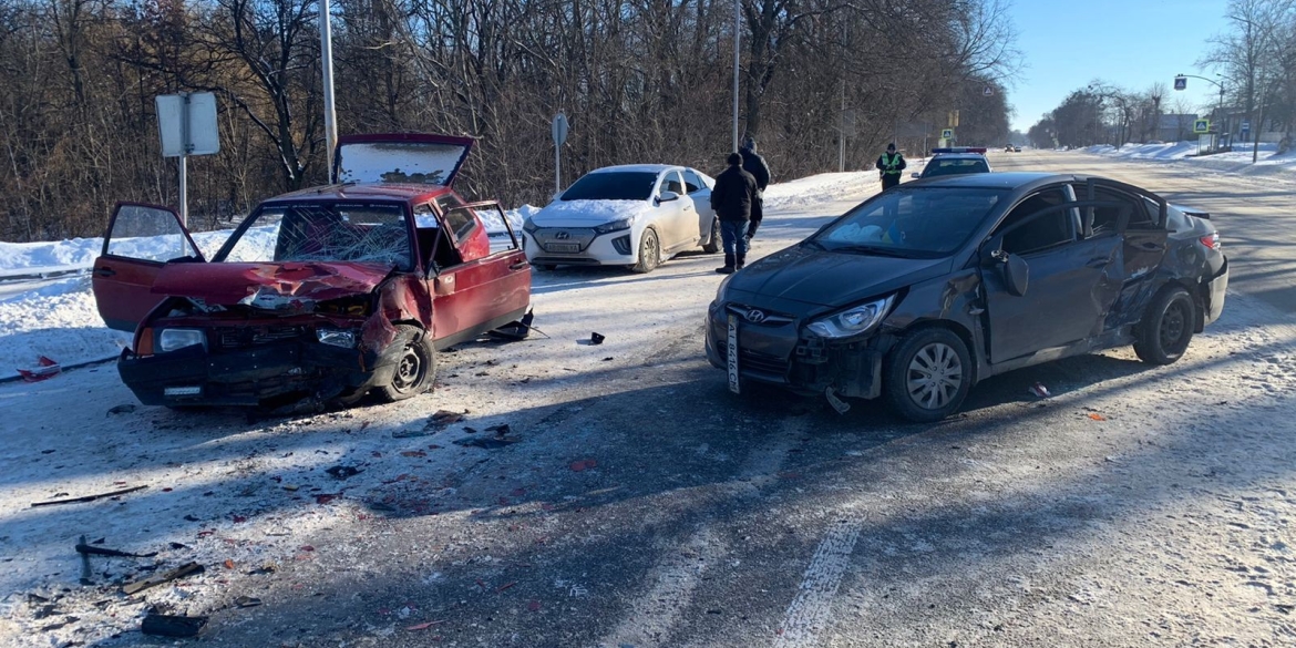 У Вінницькому районі Hyundai виїхав на зустрічну смугу та протаранив ВАЗ