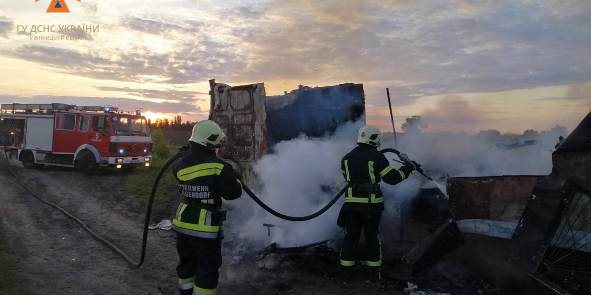 У Вінницькому районі вщент згорів будівельний вагончик 