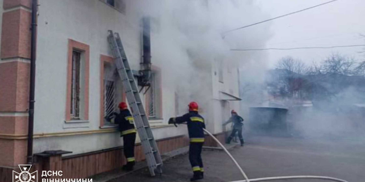 У Вінниці ліквідували пожежу в триповерховій будівлі на вул. Стуса.