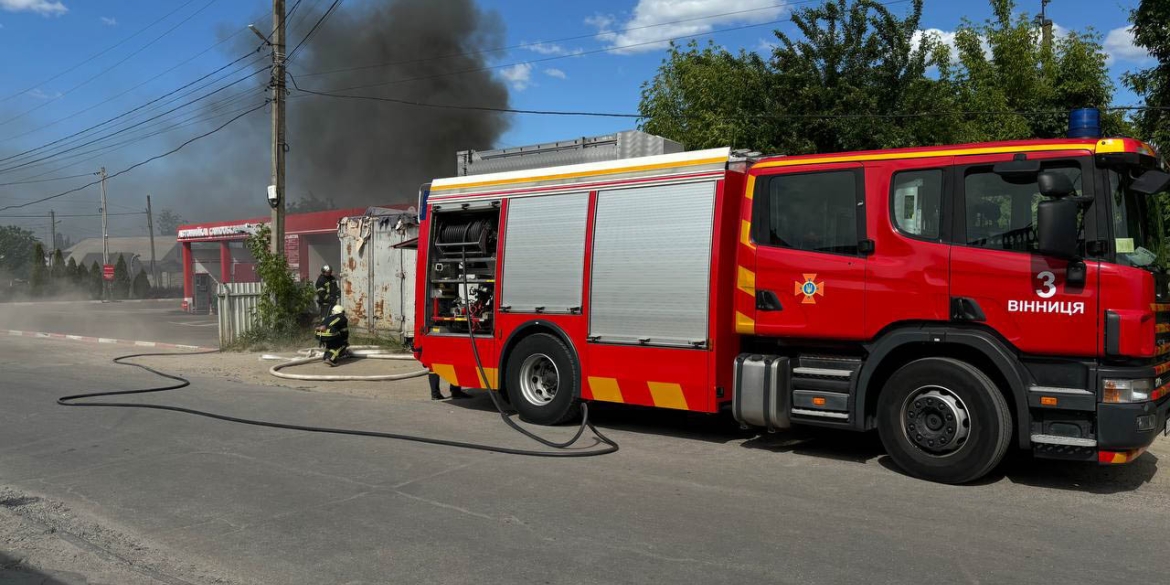 У Вінниці на вулиці Якова Шепеля згорів металевий контейнер