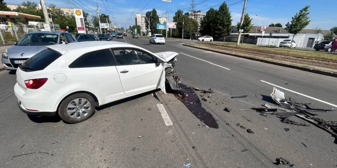 У Вінниці сталася автотроща - водійка Seat не надала перевагу BMW