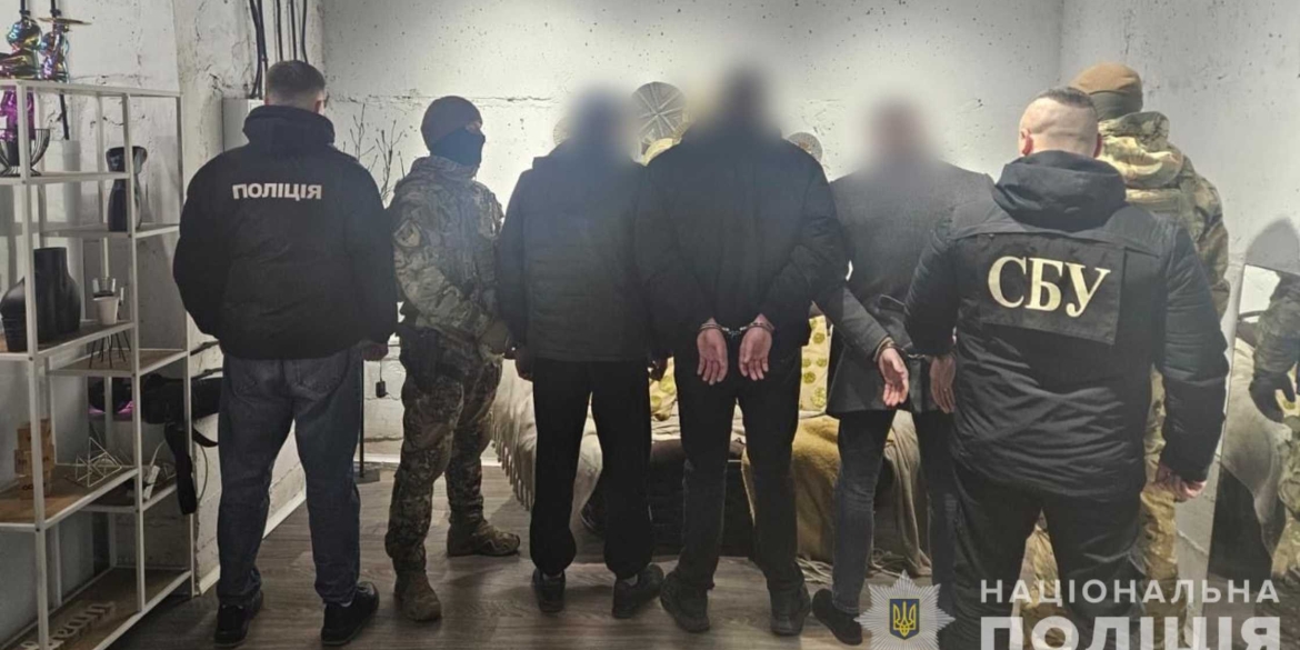 У Вінниці троє чоловіків вимагали у 19-річного хлопця три тисячі доларів