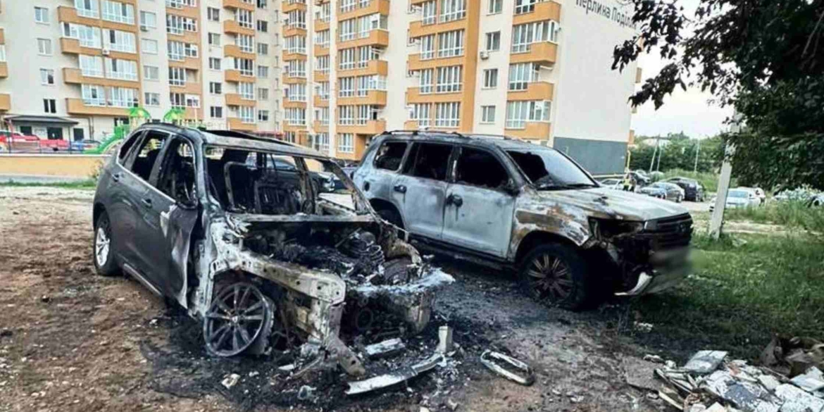 У Вінниці вночі вщент вигоріли TOYOTA та BMW, поліція розслідує підпал автомобілів