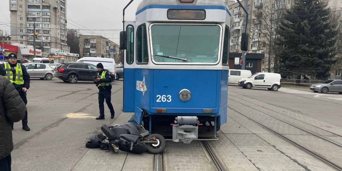 У Вінниці водій скутера на повороті в'їхав у трамвай