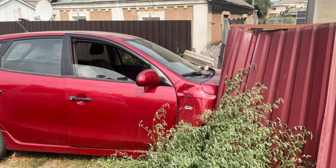 У Вінниці водій з ознаками сп'яніння розтрощив на своєму Hyundai чужий паркан