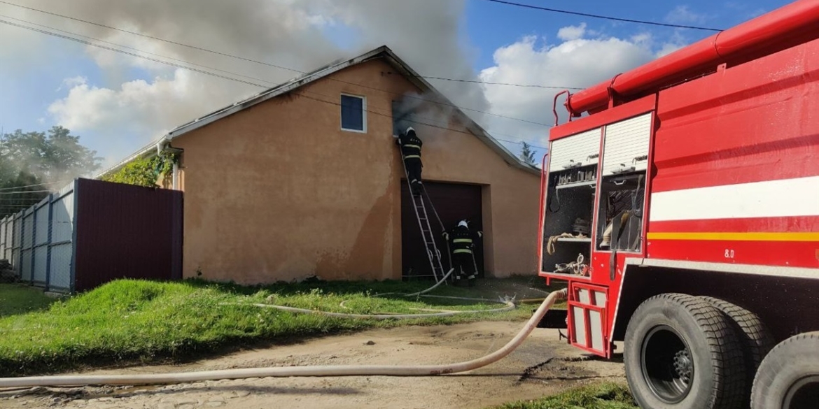 У Жмеринці через замикання загорівся гараж у приватному будинку