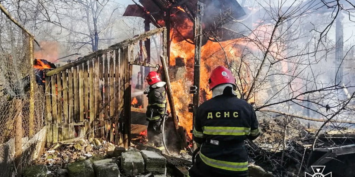 У Жмеринці рятувальники загасили пожежу - горіла надвірна споруда