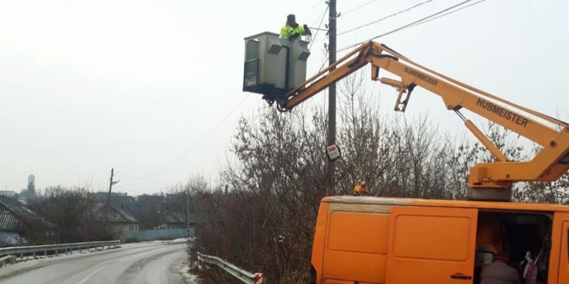 У Жмеринській громаді замінюють лампи у мережі вуличного освітлення