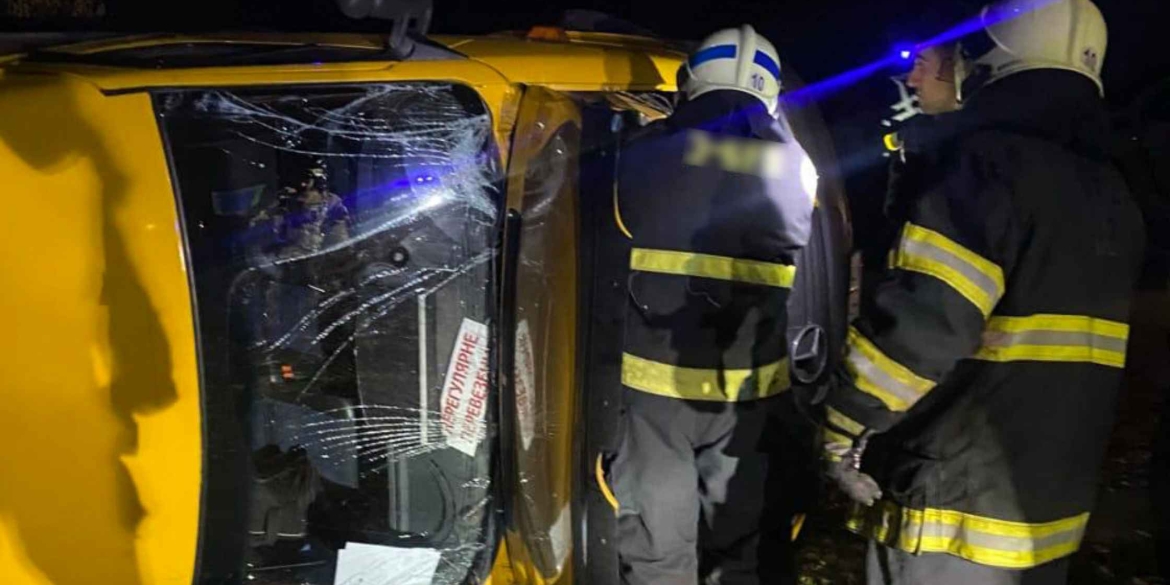 В Гайсинському районі перекинувся мікроавтобус